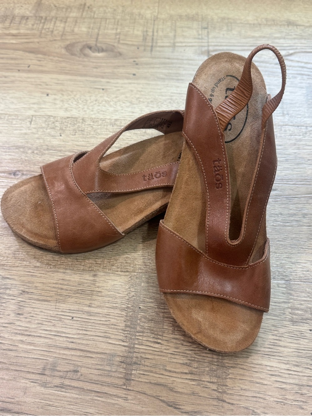 Taos "The Show" sandals in caramel leather,  shield strap design Size 7-7.5 - Picture 3 of 5